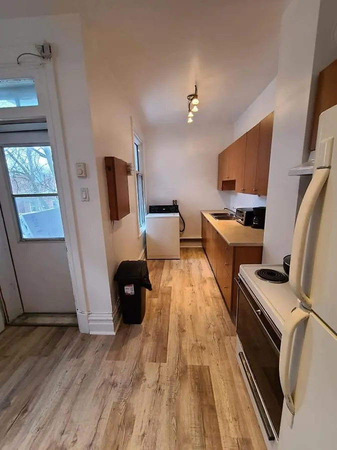 Homestay Full Kitchen \\ Tv + Netflix \\ Room B Montreal Canada
