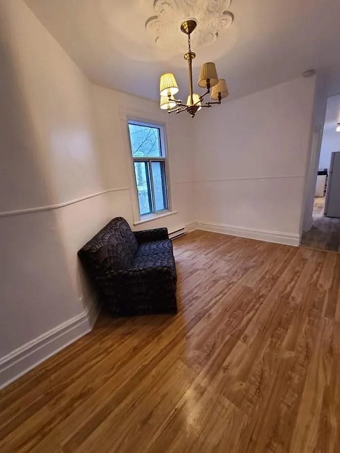 Full Kitchen \\ Tv + Netflix \\ Room B Montreal Homestay