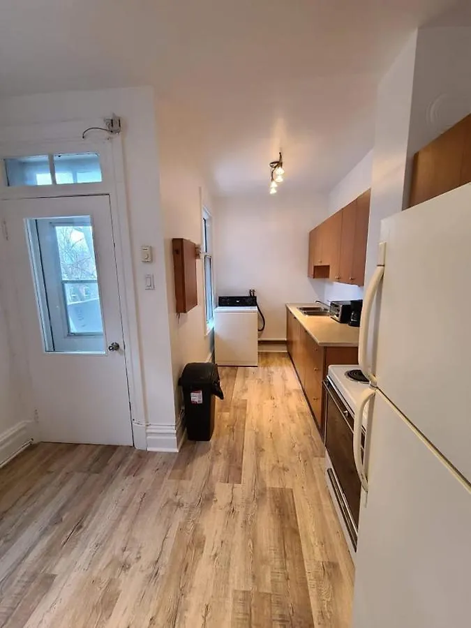 Full Kitchen \\ Tv + Netflix \\ Room B Montreal Canada