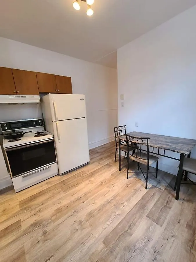 Homestay Full Kitchen \\ Tv + Netflix \\ Room B Montreal