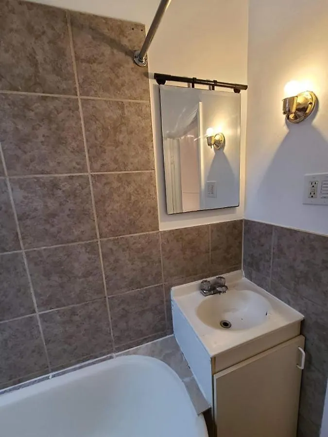 Homestay Full Kitchen \\ Tv + Netflix \\ Room B Montreal